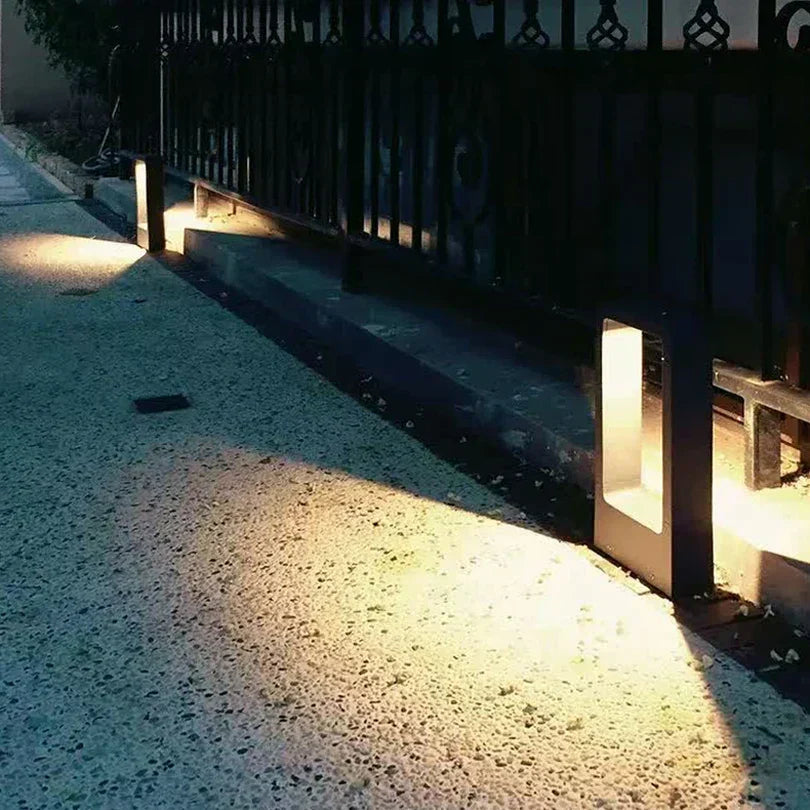 Lampe de Jardin TerraLuxe – Éclairage Moderne et Résistant pour Espaces Extérieurs