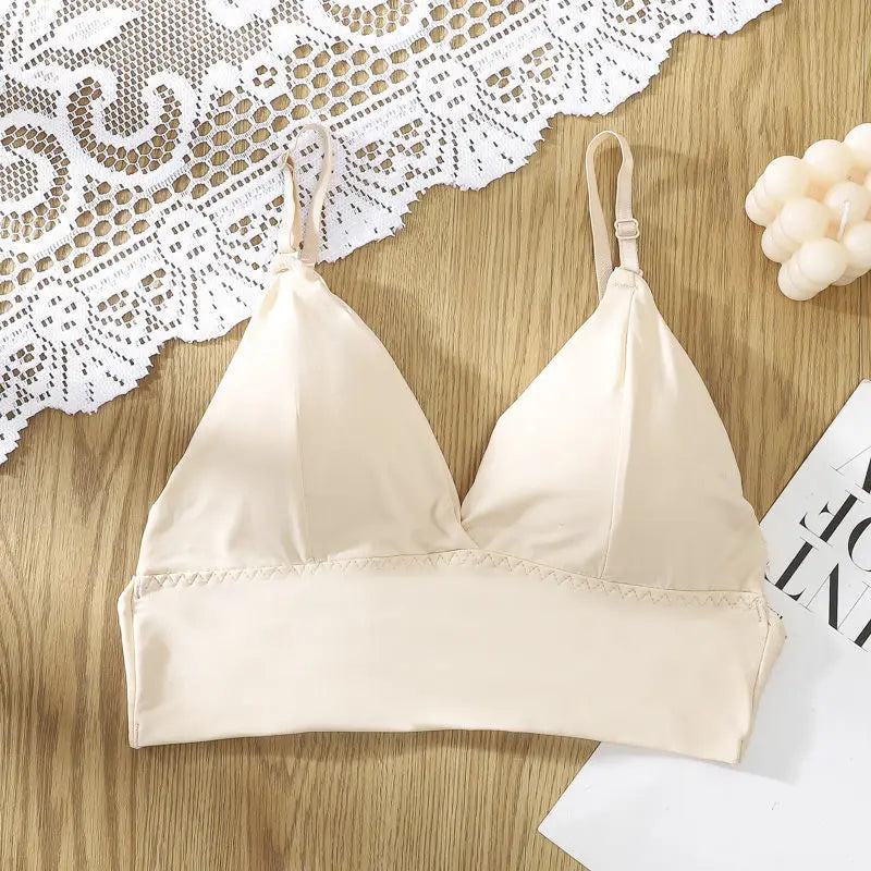Soutien-gorge dos nu beige sur une table 