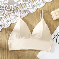 Soutien-gorge dos nu beige sur une table 